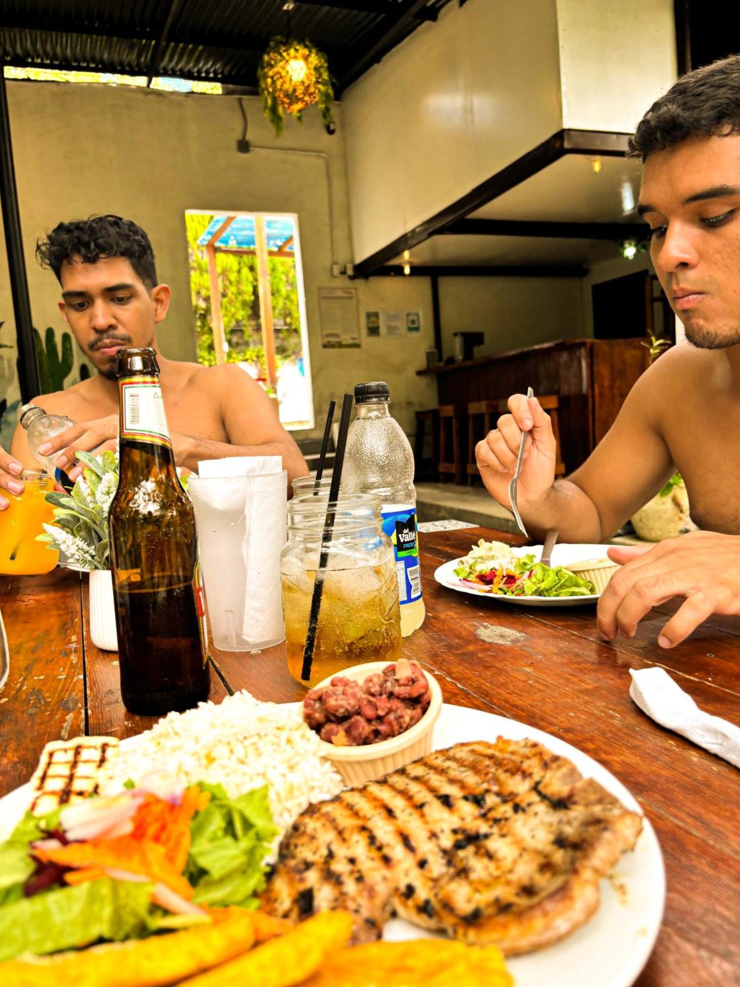 Hostal El Rio León Eksteriør billede